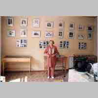905-1212 Tapiau 2003. Im Museum im Rathaus mit der Leiterin der Einrichtung. (Foto Ilse Rudat).jpg